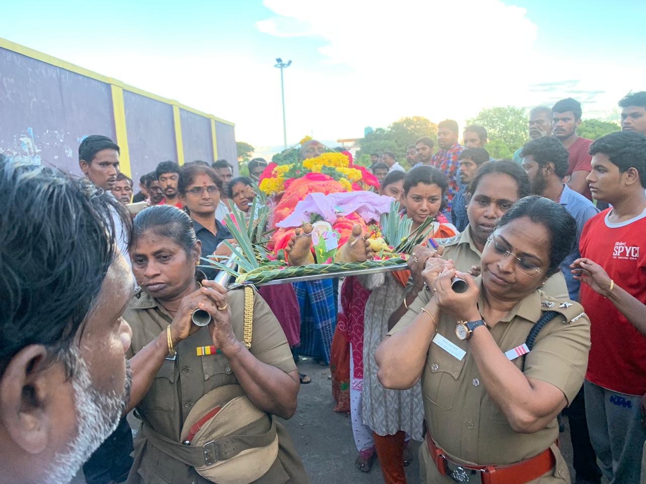 புற்றுநோயால்  இறந்த மகளிர் காவல் நிலைய ஆய்வாளர் ஸ்ரீதேவி உடலை காவல் துணை ஆணையர் சுப்புலட்சுமி சுமந்து சென்ற நெகிழ்ச்சியான சம்பவம்.!