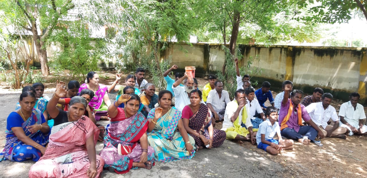 சுடுகாட்டிற்க்கு பொதுப்பாதை அமைக்க கோரி கோட்டாட்சியர் அலுவலகத்தில் காத்திருப்பு போராட்டம்