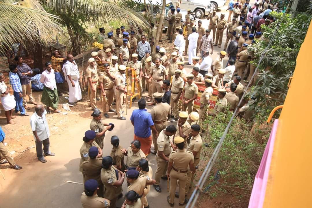 குமரியில் சிஎஸ்ஐ  தேவாலயம் நுழைவுவாயில் கட்ட எதிர்ப்பு : இருதரப்பு இடையே போலீசார் பேச்சுவார்த்தை..!!