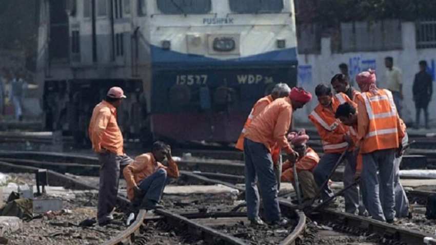 ரயில்வேயில் ஊழியர்கள் தங்கள் ஒருநாள் சம்பளமான ரூ.151 கோடியை பிரதமர் நிவாரண நிதிக்கு  வழங்குகிறார்கள்..!