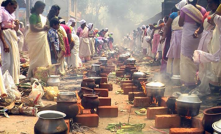 ஆற்றுக்கால் பகவதி அம்மன் கோயில் பொங்கல் விழா-  லட்சக்கணக்கான பெண்கள் திரண்டு பொங்கல் வைத்தனர்…!!