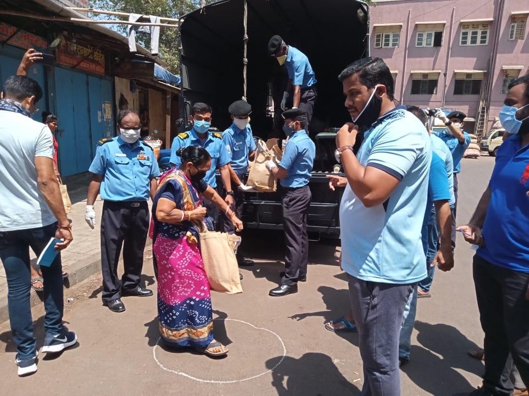 குடிபெயர்ந்த  அவதிப்படும் தொழிலாளர்களுக்கு ரேஷன் பொருட்கள் வழங்கிய இந்திய கடற்படை