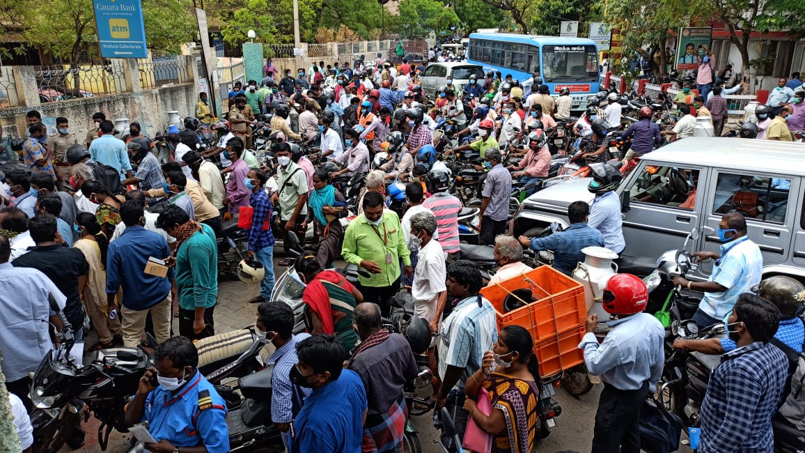 இ-பாஸ் பெற சமூக இடைவெளி விதியை மீறி குவிந்த மக்கள் – மதுரை மாவட்ட ஆட்சியர் அலுவலக நுழைவு வாசல் மூடப்பட்டது