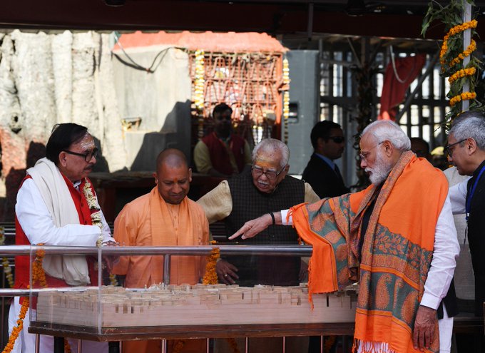 காசி விஸ்வநாதர் ஆலயத்தில் மேற்கொள்ளப்பட்டு வரும் திட்டங்கள் குறித்து காணொளிக்  காட்சி மூலம்  பிரதமர்  மோடி ஆய்வு