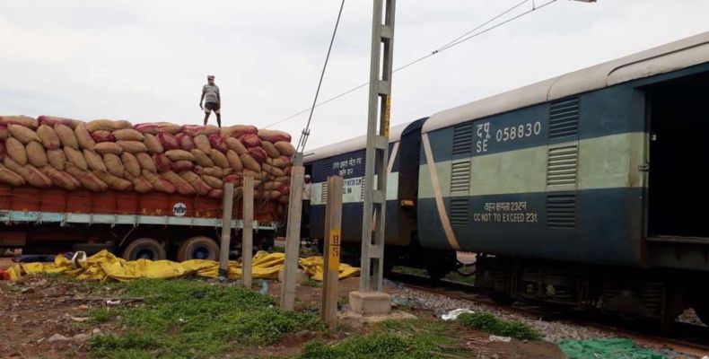 விவசாயிகள் நலன் – முதல் முறையாக சிறப்பு பார்சல் ரயிலை ஆந்திராவில் இருந்து  பங்களாதேஷுக்கு இயக்கும் இந்தியா இரயில்வே துறை..!