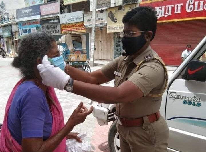 ஏழை எளிய மக்களுக்கு தேடிச் சென்று இலவசமாக முககவசங்களை வழங்கி வரும் மதுரை மாநகர போலீசார்.!