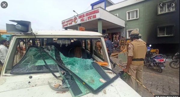 காங்கிரஸ் எம்எல்ஏ-வின்  உறவினர் போட்ட சர்ச்சைக்குரிய பேஸ்புக் பதிவு : பெங்களூருவில் கலவரம் : இருவர் உயிரிழப்பு.!