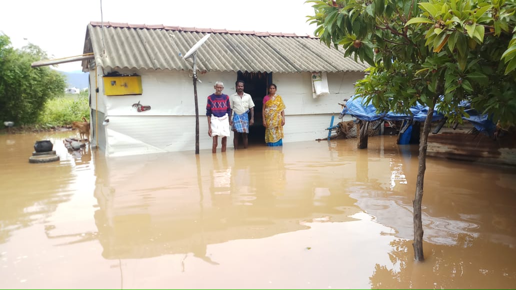 பலத்த மழையால் வீடுகளுக்குள் புகுந்த மழைநீர்- 3லட்சம் மதிப்புள்ள பொருள்கள் நாசம்