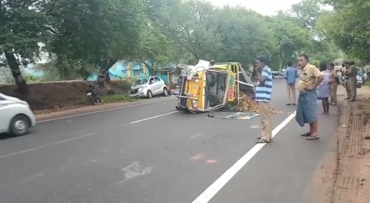 திருவில்லிபுத்தூர் அருகே சாலை விபத்து – கார், லோடு வேன் மோதியதில்  இரண்டு பேர் படுகாயம்..!