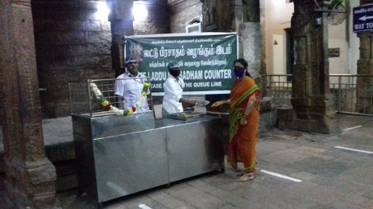 மதுரை மீனாட்சி அம்மன் கோவிலில் இன்று முதல் பக்தருக்கு இலவச லட்டு பிரசாதம் – தற்காலிகமாக நிறுத்தப்பட்ட திட்டம் மீண்டும் தொடக்கம்..!