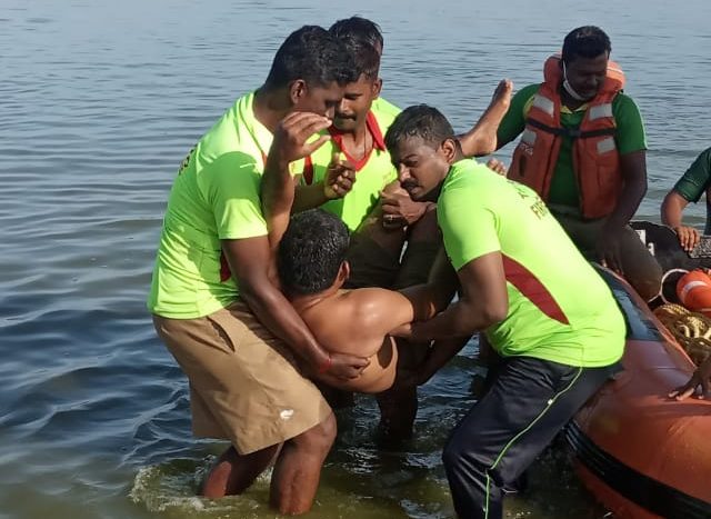 திருப்பரங்குன்றம் தென்கால் கண்மாயில் மதுரை தீயணைப்பு துறை சார்பில் பேரிடர் மீட்புப் பணிகள் ஒத்திகை..!