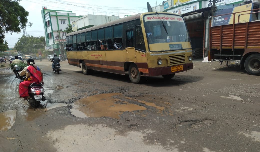 அலங்காநல்லூர் அருகே குண்டும் குழியுமாக உள்ள சாலை : சீரமைக்க நெடுஞ்சாலைத் துறைக்கு சமூக ஆர்வலர்கள் கோரிக்கை.!