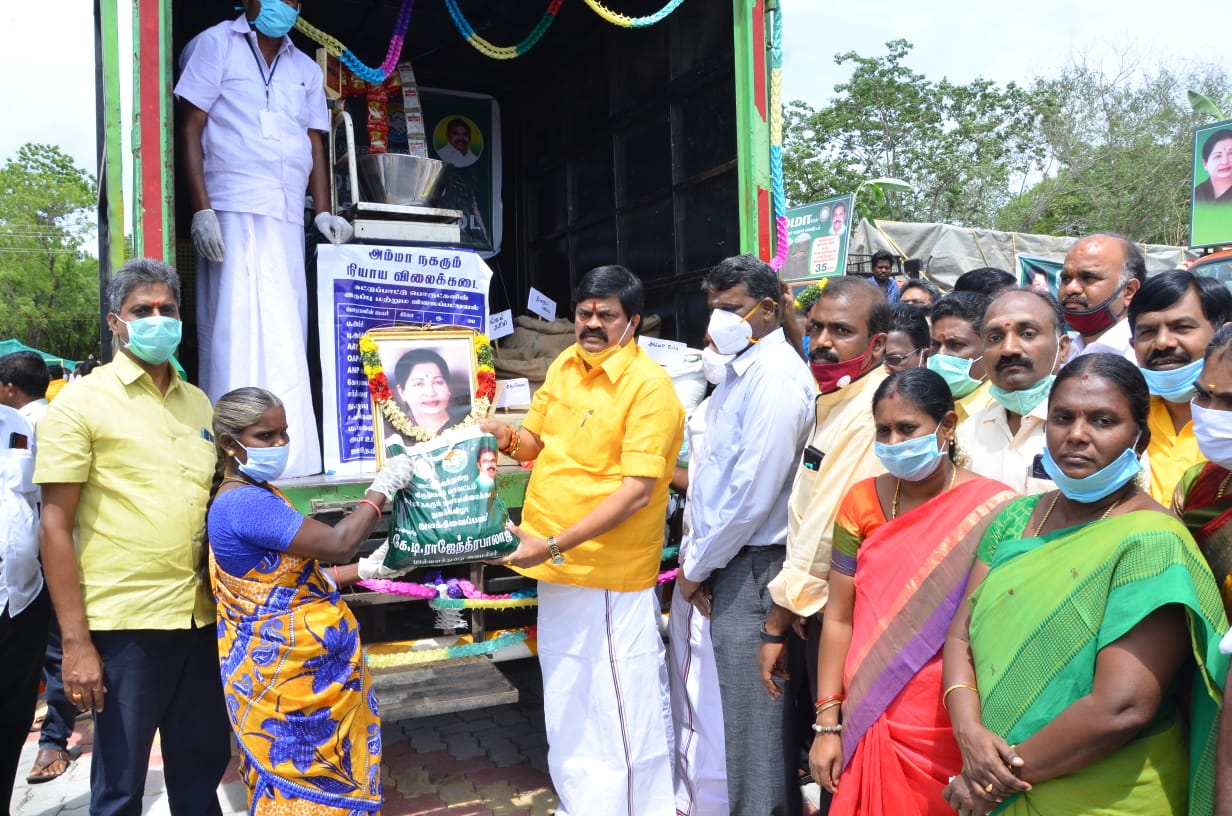 விருதுநகரில் நடமாடும் ரேசன் கடையை அமைச்சர் ராஜேந்திரபாலாஜி துவக்கி வைத்தார்.!