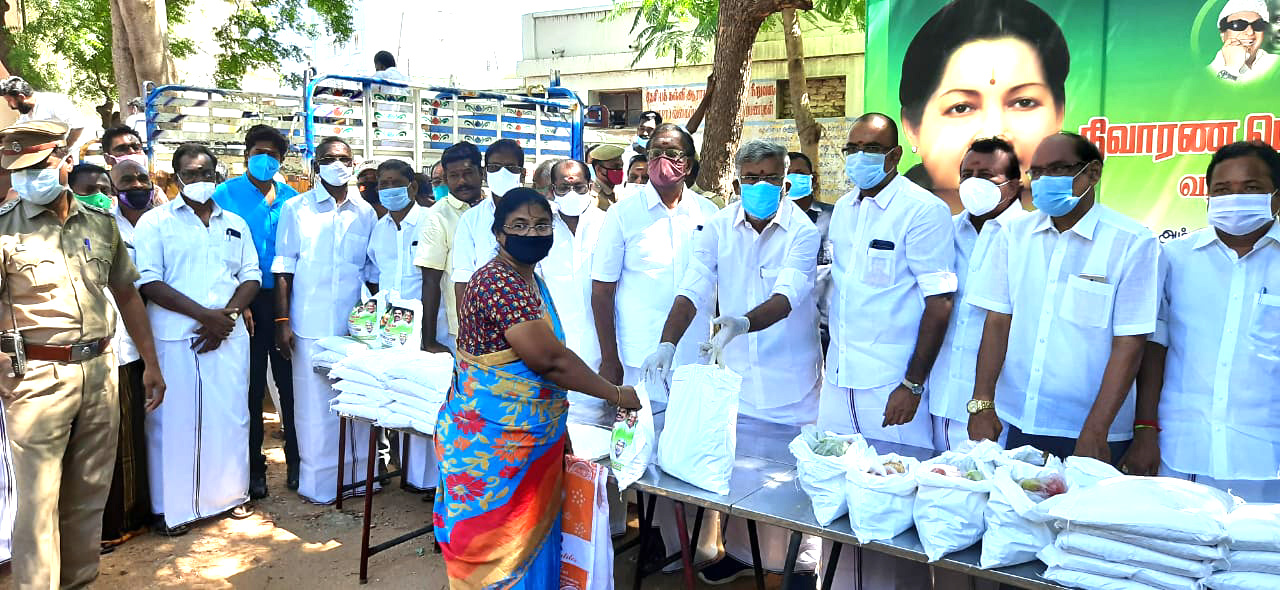 ஆயிரம் பேருக்கு  கொரோனா நிவாரணம் வழங்கிய அமைச்சர் .!