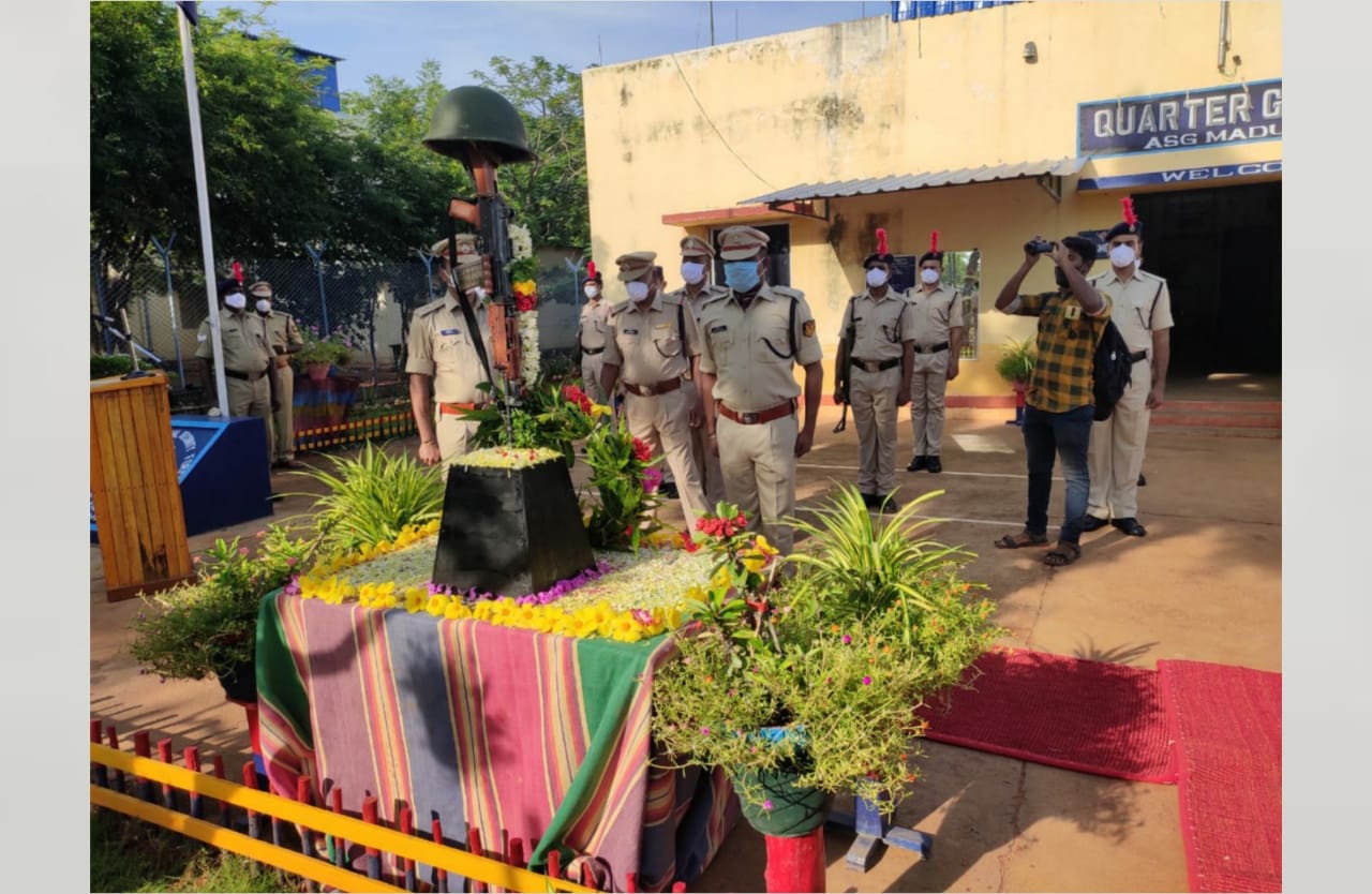 மதுரை விமான நிலைய மத்திய தொழில் பாதுகாப்பு படை முகாமில் பணியின்போது உயிர்நீத்த வீரர்களுக்கு சிஐஎஸ்எப் வீரர்களின் வீரவணக்கம்.!