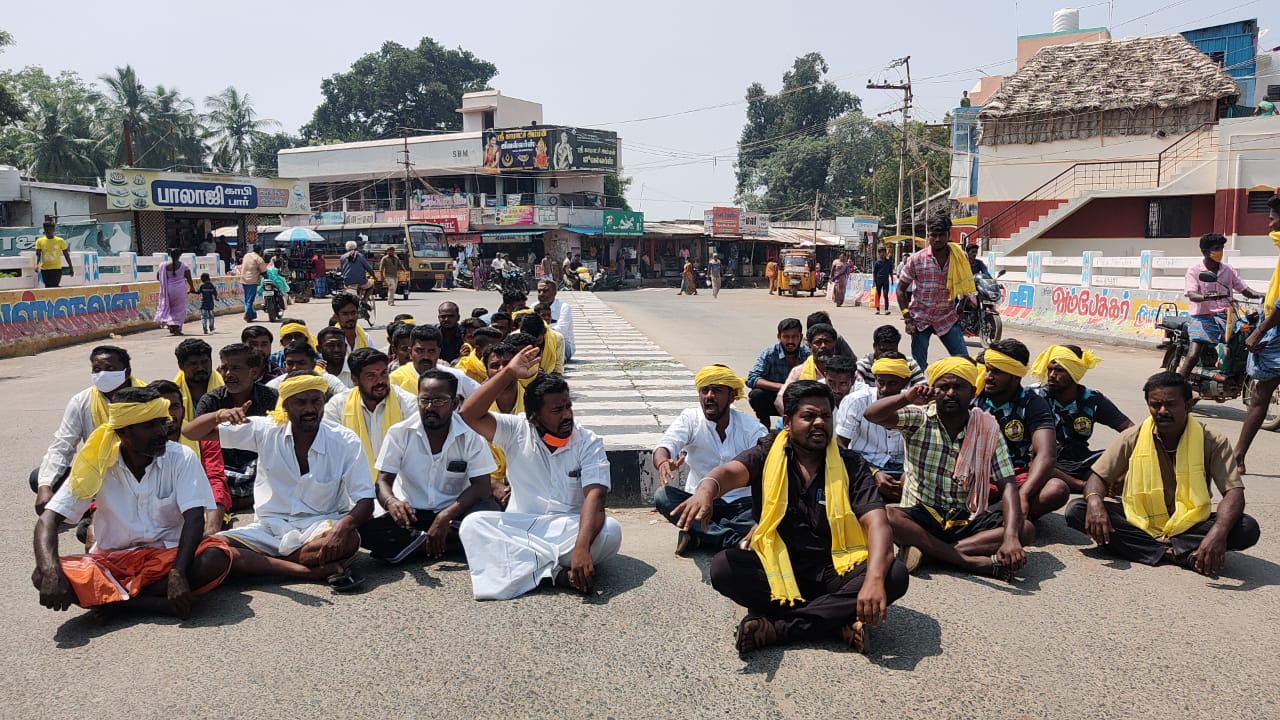 அலங்காநல்லூரில் முக்குலத்தோர் சமுதாயம் சார்பில் சாலை மறியல்