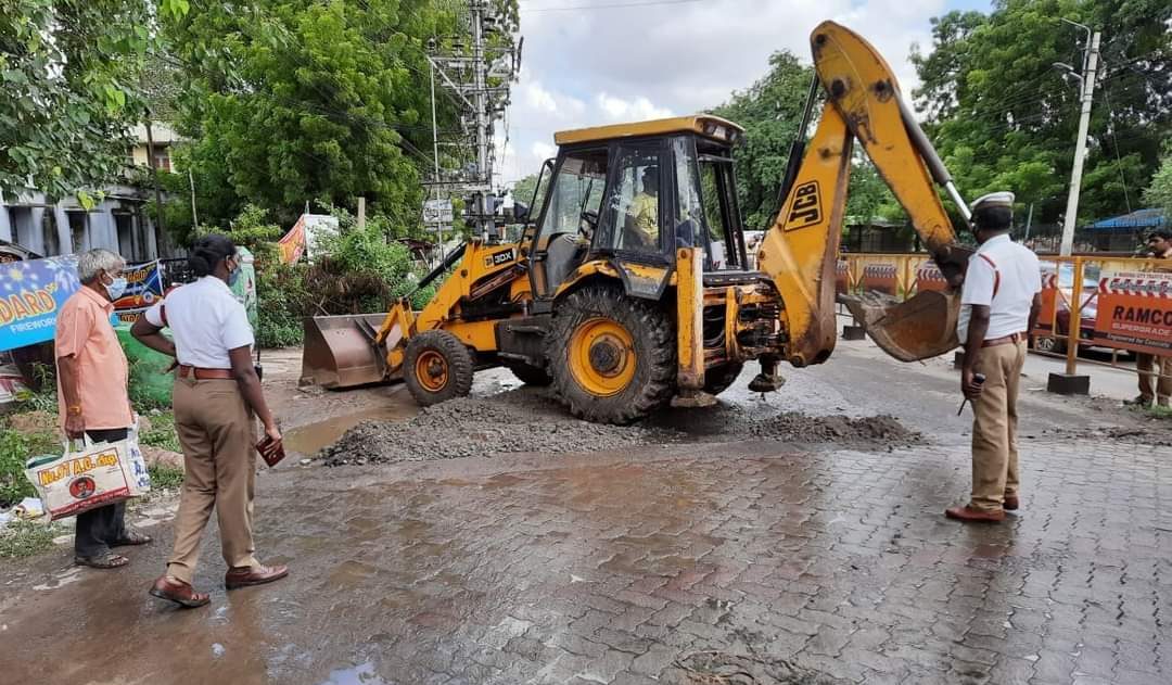 பழுதடைந்த சாலை சரி செய்த போக்குவரத்து  பெண் காவல் ஆய்வாளர் – பொது மக்கள் பாராட்டு: