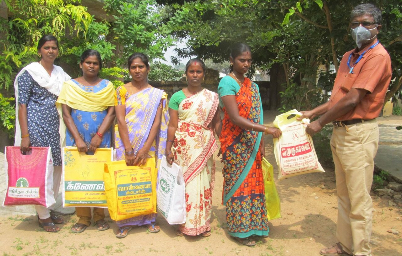 தேவகோட்டை பள்ளியில் சத்துணவு மாணவர்களுக்கு உலர் உணவு பொருட்கள் வழங்கல்.!