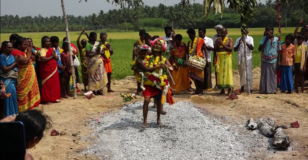 சோழவந்தான் ஆதி மாசாணி அம்மன் கோவில் திருவிழா பக்தர்கள் பூக்குழி இறங்கினர்.!