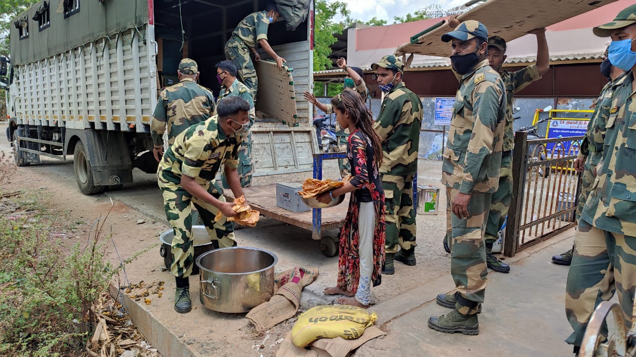 ஆதரவற்றோருக்கு உணவு அளித்த ராணுவ வீரர்கள் ;  சமூக வலைதளங்களில் வைரலாக புகைப்படம்.!