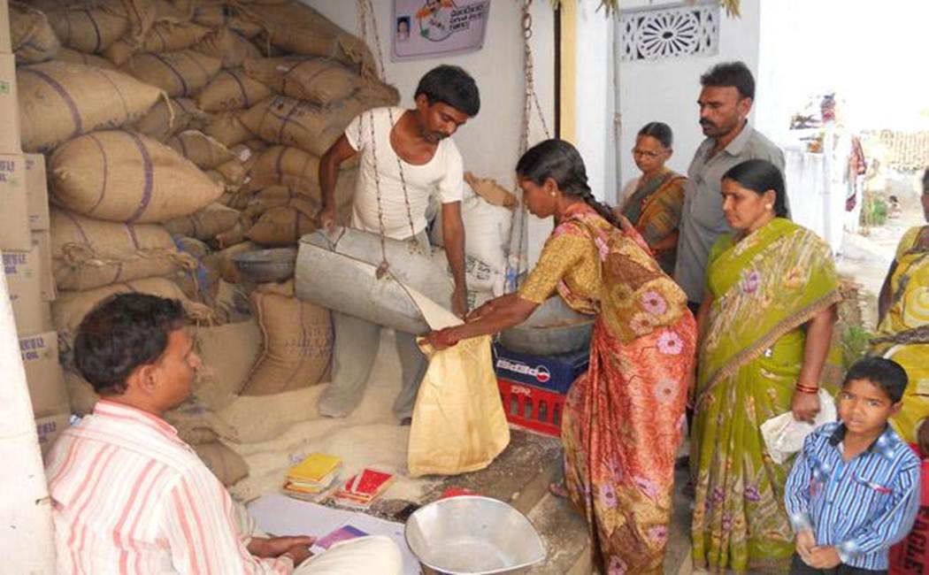 ரேஷன் கடைகளில் பணியாளர்களைத் தவிர  வெளிநபர்கள் இருந்தால் கைது நடவடிக்கை.!