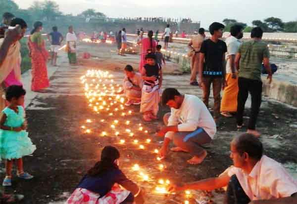 வறண்டு போன தடுப்பணை : தண்ணீர் திறக்க வேண்டி 10008 விளக்குகளை ஏற்றிய விவசாயிகள்..!