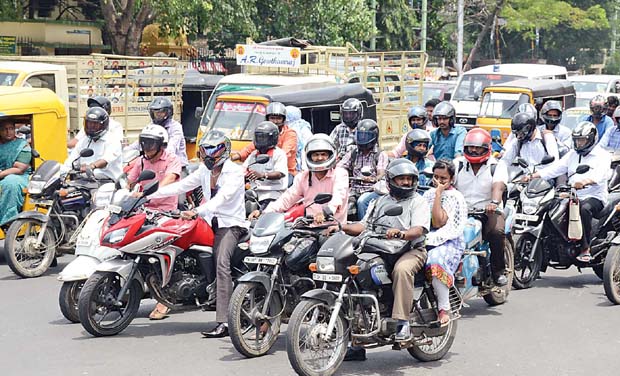 இன்று முதல் அமல் – பைக்கில் இருவரும் ஹெல்மெட் அணிவது கட்டாயம்..!