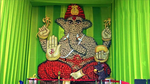 சுற்றுச்சூழல் விழிப்புணர்வு : 17,000 தேங்காய்களை பயன்படுத்தி உருவாக்கப்பட்டுள்ள விநாயகர் சிலை