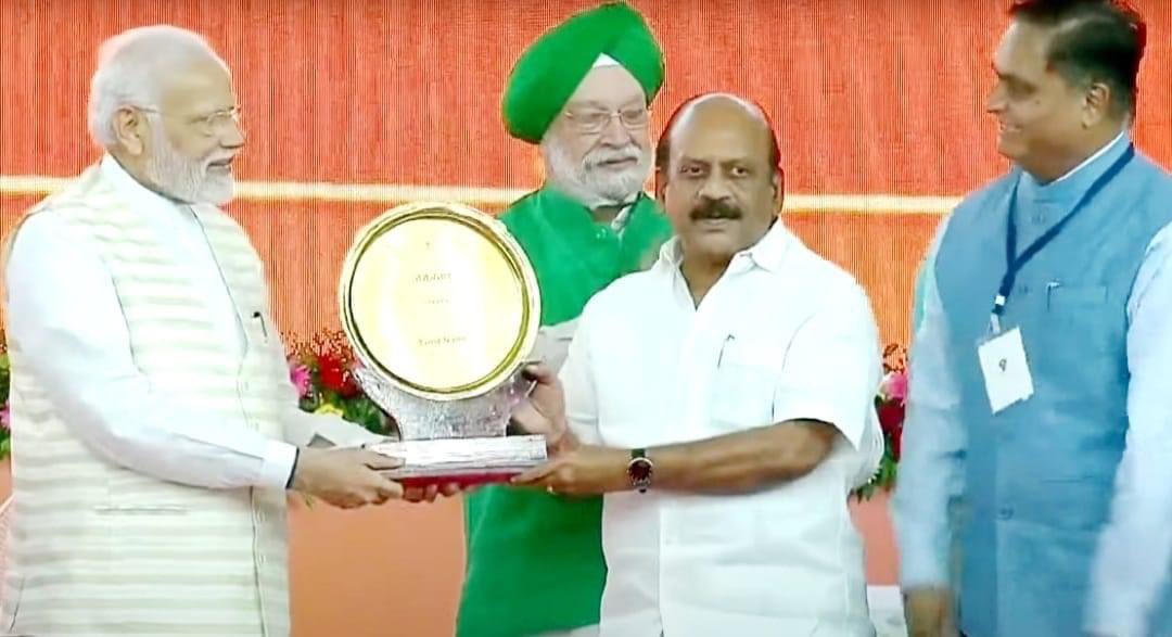 பிரதமரின் அனைவருக்கும் வீடு திட்டம்: தேசிய அளவில் தமிழகம் 3-வது இடம் – பாராட்டி விருது வழங்கிய பிரதமர் மோடி.!