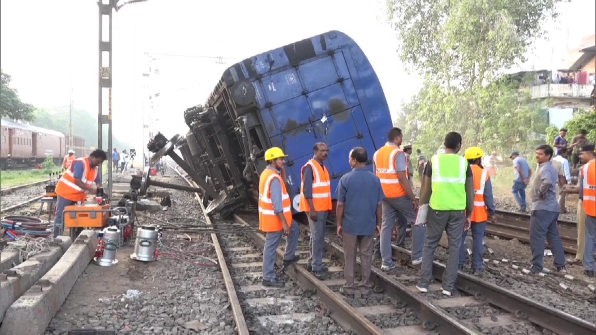 சென்னையிலிருந்து கொல்கத்தாவுக்கு புறப்பட்டு சென்ற சரக்கு ரயில் தடம் புரண்டு விபத்து – 9 பயணிகள் ரயில் ரத்து..!