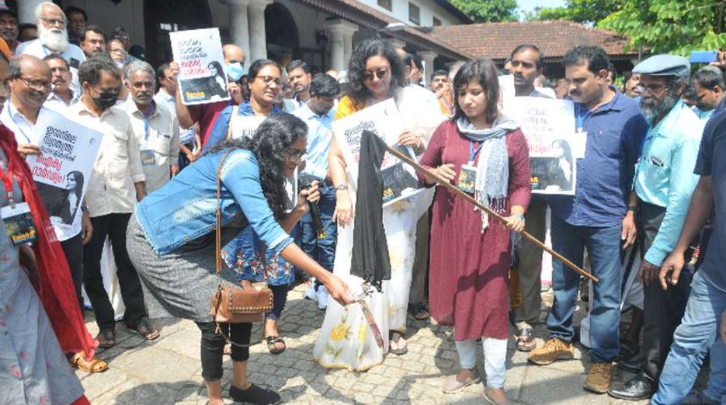 ஹிஜாப்புக்கு எதிரான போராட்டம் : ஈரான் பெண்களுக்கு ஆதரவாக கேரளாவில் ஹிஜாப்புக்கு தீ வைத்து எரித்து போராட்டம்..!