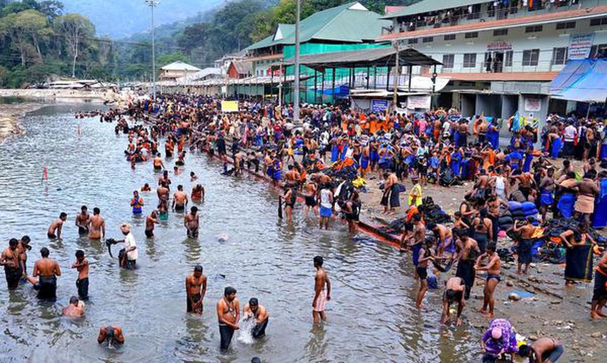 சபரிமலையில்  அலைமோதும் பக்தர்கள் கூட்டம்: : பம்பை நதியில் துணிகளை வீச வேண்டாம் – தேவசம் போர்டு வேண்டுகோள்..!!