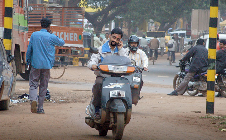 செல்போன் பேசியபடி வாகனம் ஓட்டியதால் ஏற்பட்ட விபத்துகளில் இறந்தவர்களின் எண்ணிக்கை எவ்வளவு தெரியுமா?- மத்திய அமைச்சர் அதிர்ச்சி தகவல்