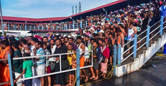 சபரிமலை கோயிலில் கட்டுக்கடங்காத பக்தர்கள் கூட்டம்.. போலீசார் திணறல் – முன்பதிவு நிறுத்தம்..?