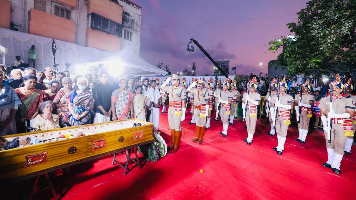 72 குண்டுகள் முழங்க அரசு மரியாதையுடன் விஜயகாந்த் உடல் நல்லடக்கம்..!