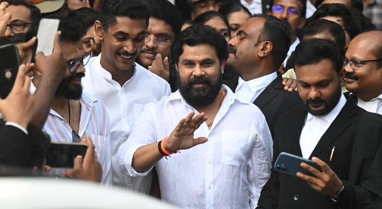 நடிகைக்கு பாலி*ல் துன்புறுத்தல் வழக்கு – நடிகர் திலீப் விடுதலை.!